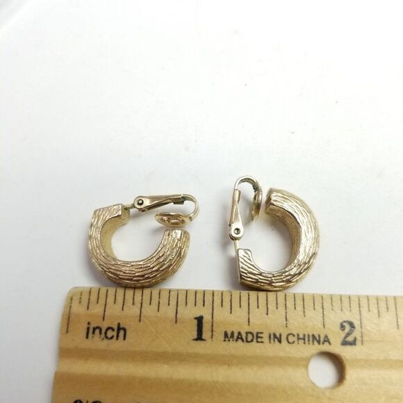 Vintage Avon Textured Gold Tone Huggie Hoop Clip On Earrings, Classic Design - Picture 4 of 6